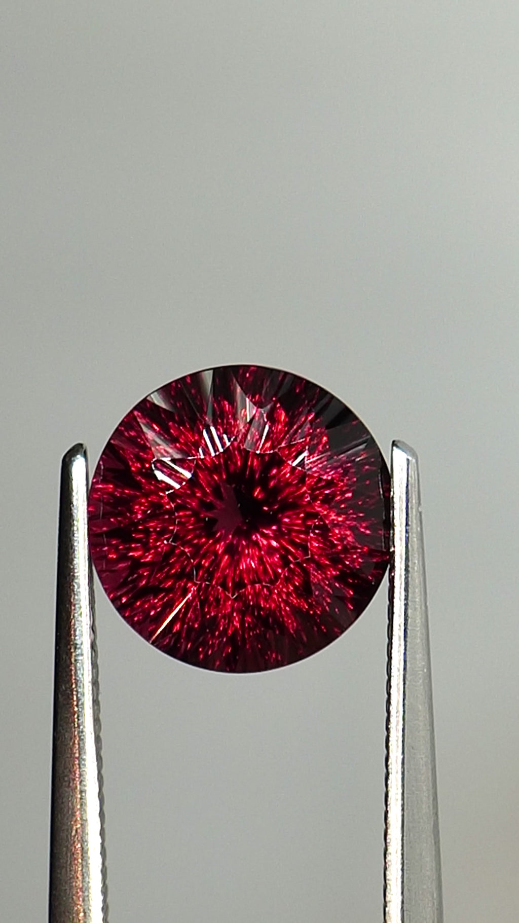 【Radiant Kiriko Cut®︎】 2.72ct Natural Rhodolite Garnet